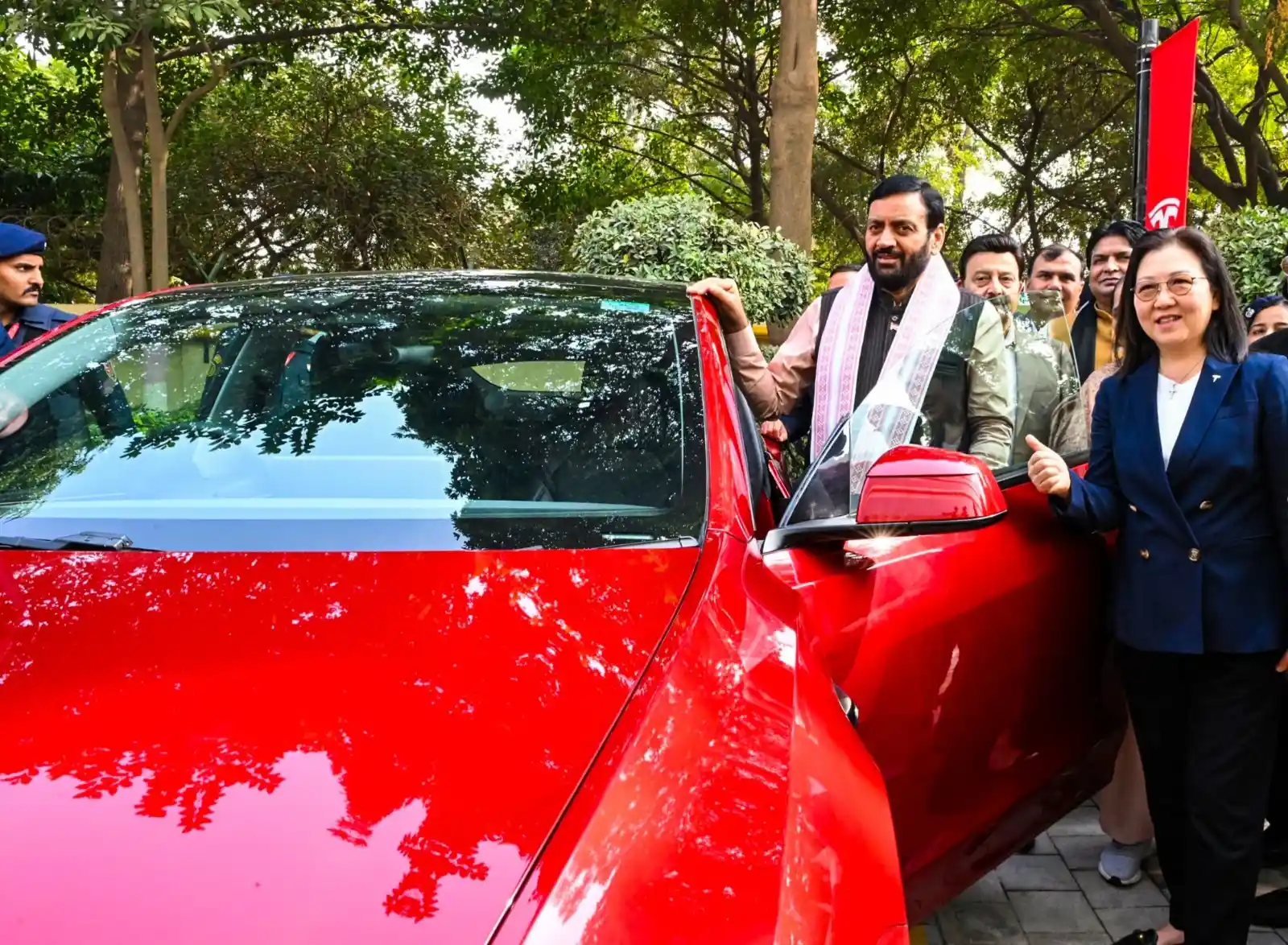 सीएम सैनी ने किया 'टेस्ला इंडिया मोटर्स' के देश के 'पहले' ऑल इन वन केंद्र का उद्घाटन