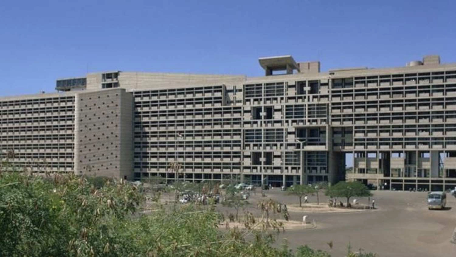 Haryana Civil Secretariat में दुखद घटना: HPGCL के अकाउंट अधिकारी ने 8 वीं मंज़िल से कूदकर की आत्महत्या