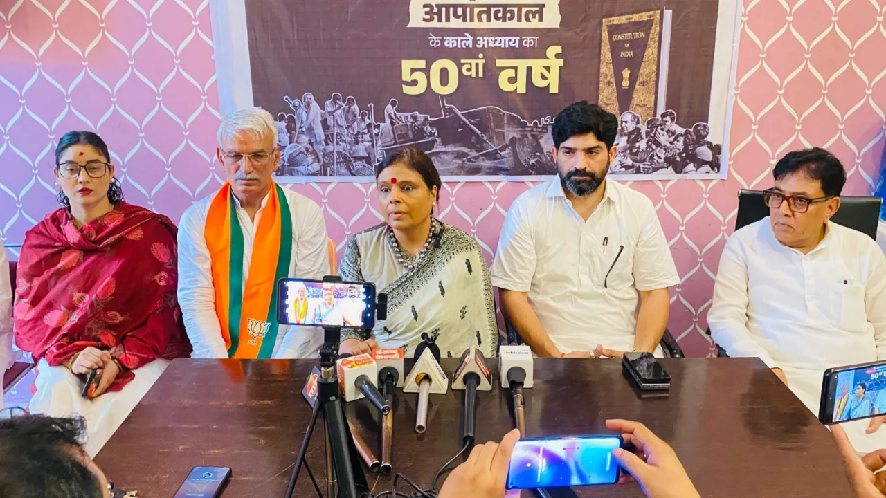 कांग्रेस पर जमकर बरसी डॉ अर्चना गुप्ता, बोलीं - सत्ता सुख के लिए संविधान की भावना को कुचला, आधी रात आंतरिक 'अशांति’ का बहाना देकर आपातकाल 'थोप' दिया