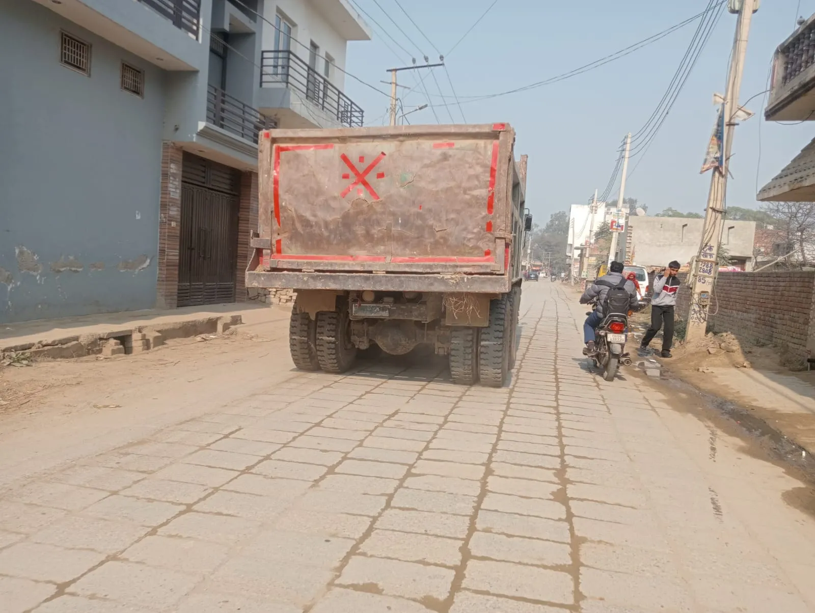 बिना नम्बर के डम्परों से हो रहा अवैध खनन, कोई हादसा हुआ तो डंपर को पहचानना होगा बेहद मुश्किल, प्रशासन मौन