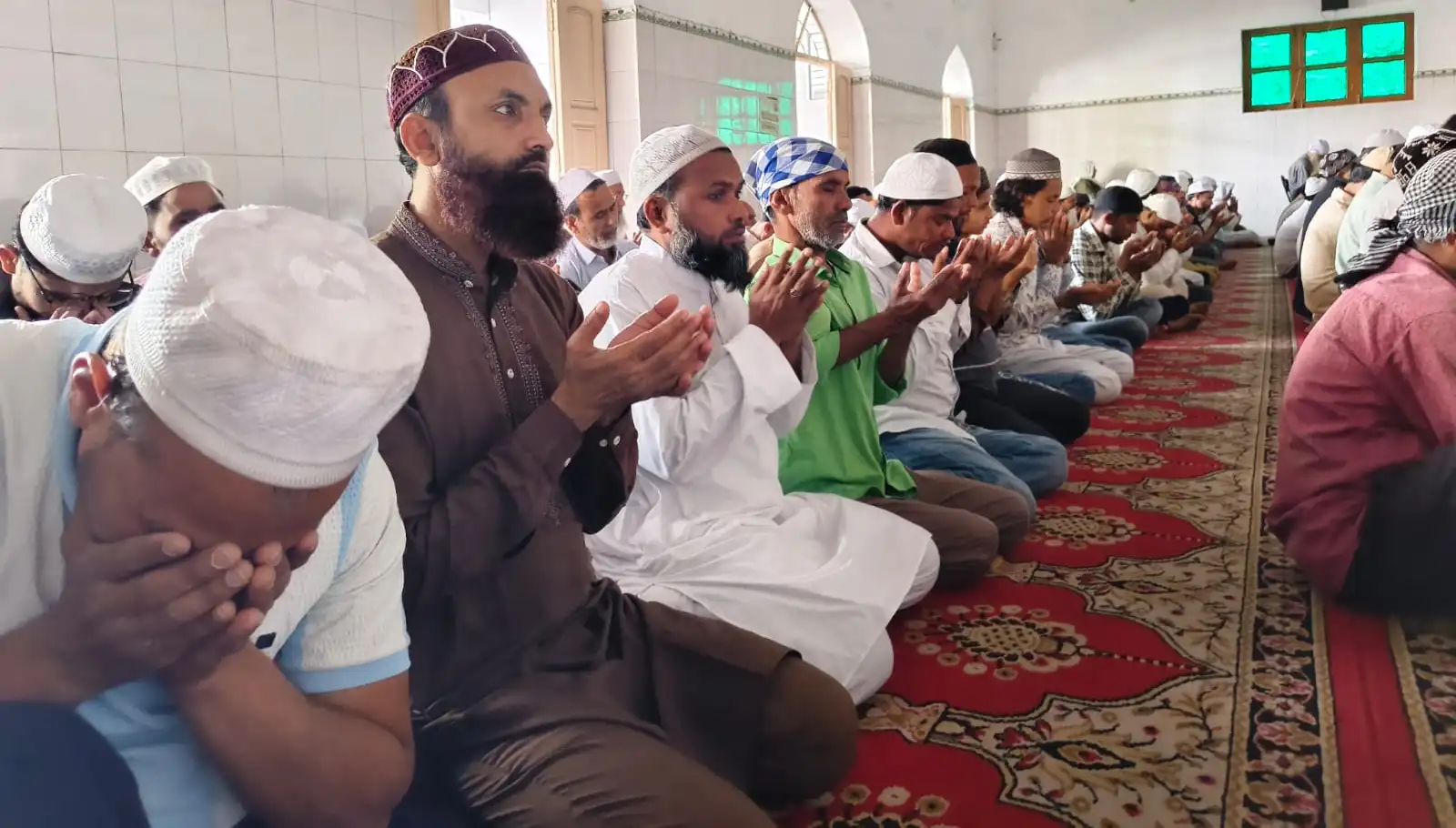 अलविदा जुम्मा पर उमड़ा आस्था का सैलाब, इबादत में डूबे रोजेदार, हर जुबां पर दुआ