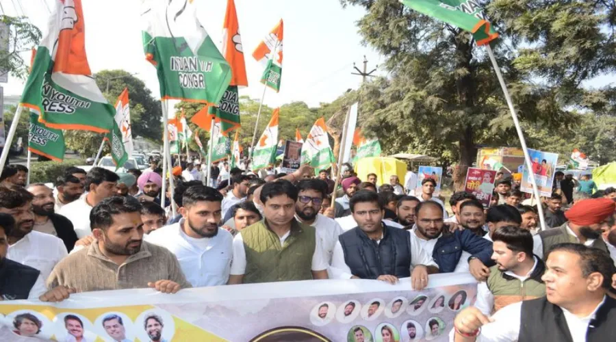 करनाल में यूथ कांग्रेस का हंगामा: डीसी ऑफिस जाने से पहले पुलिस से भिड़ंत, चुनाव आयोग पर पक्षपात का आरोप