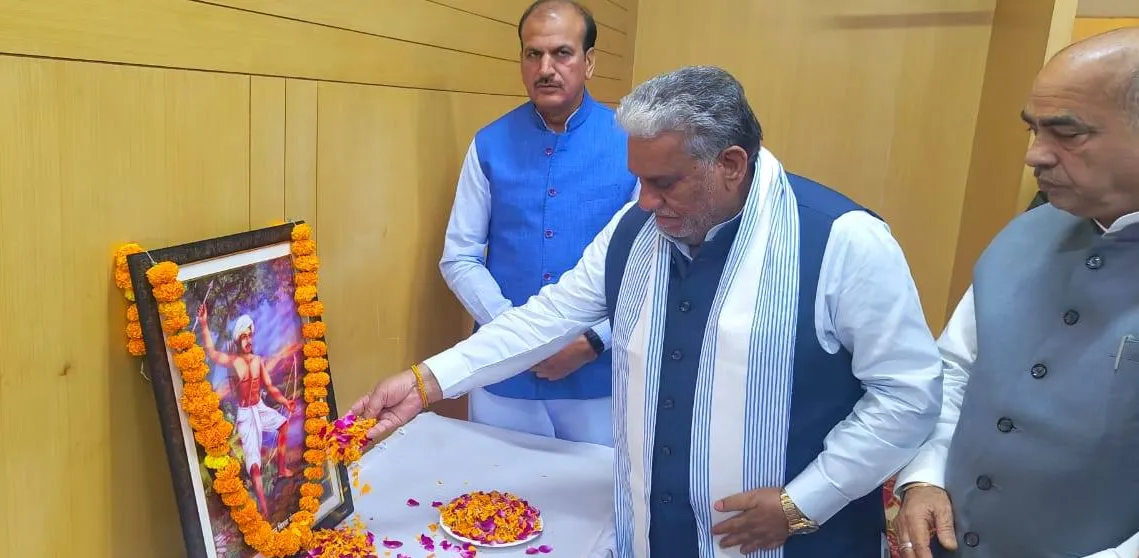 भगवान बिरसा मुंडा जयंती कार्यक्रम में पहुंचे मंत्री पंवार, बोले - छोटी सी उम्र से ही समाज में चेतना लाने के काम किए