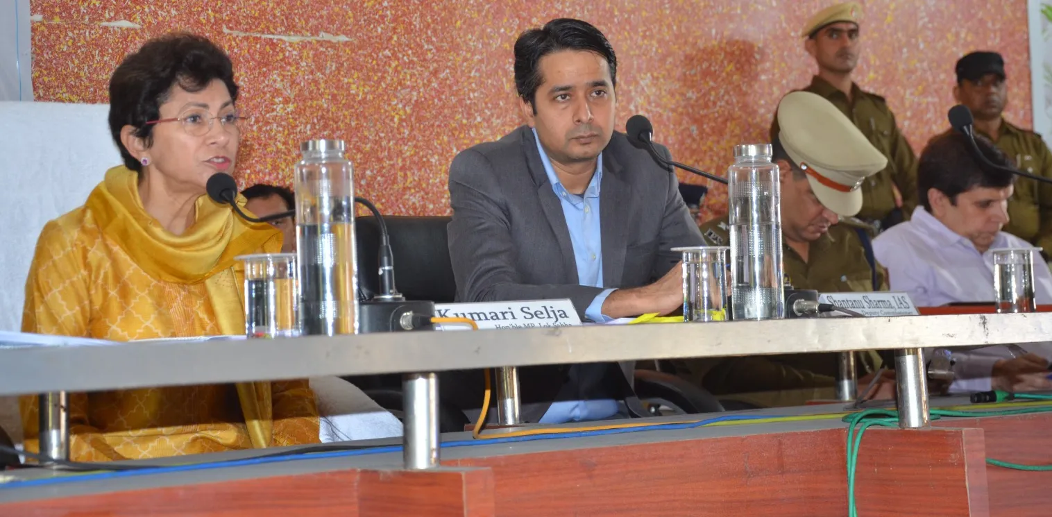 ग्रीन बेल्ट को डंपिंग प्वाइंट बनाने पर भड़की सैलजा, अधिकारियों को जमकर लगाई फटकार