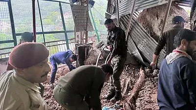 माता वैष्णो देवी पर लैंडस्लाइड, 6 लोगों की मौत, 14 घायल, मलबे में कुछ और लोगों के दबे होने की आशंका,रेस्क्यू जारी