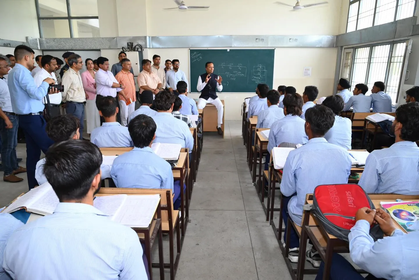 सांसद नविन जिंदल ने किया महात्मा ज्योतिबा फुले आईटीआई का निरिक्षण, विद्यार्थियों से की बातचीत
