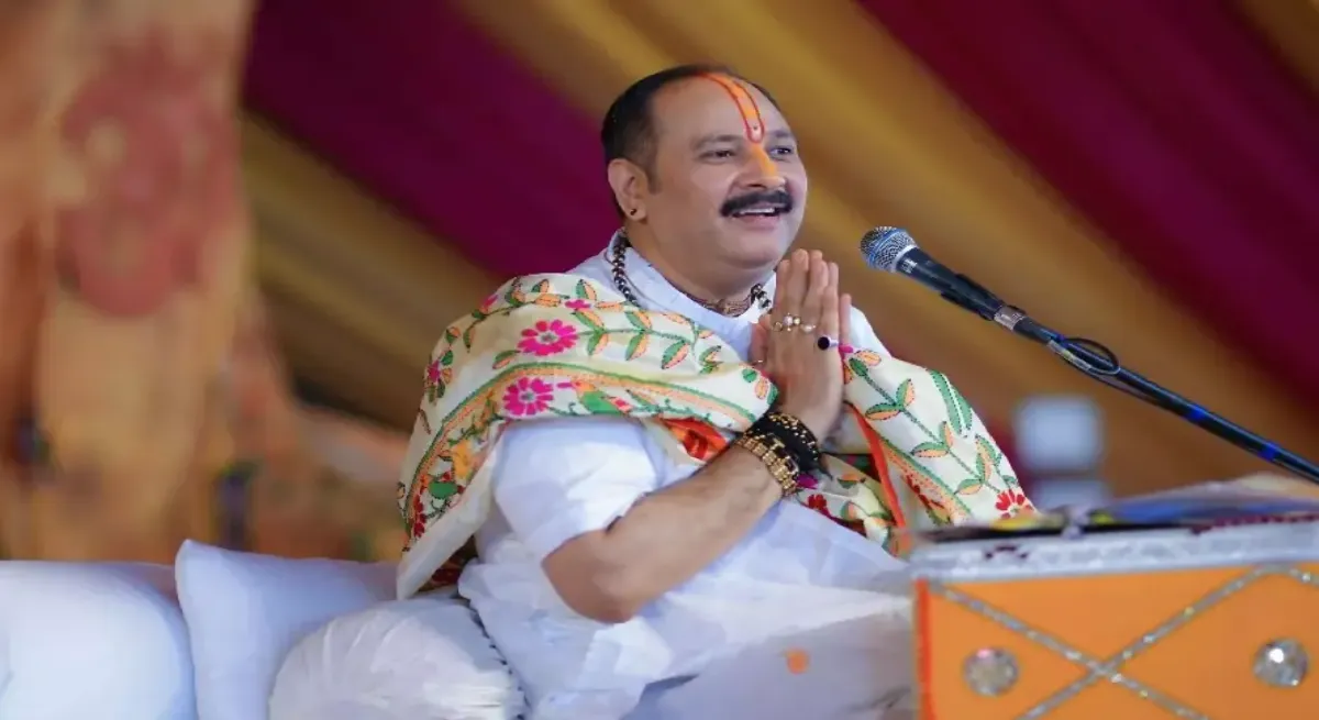 कथा में 'कलेश : पं. प्रदीप मिश्रा की कथा में वीआईपी पास की बंदरबांट पर भड़के श्रद्धालु, चले लाठी-डंडे, 6 लाख की लूट का आरोप