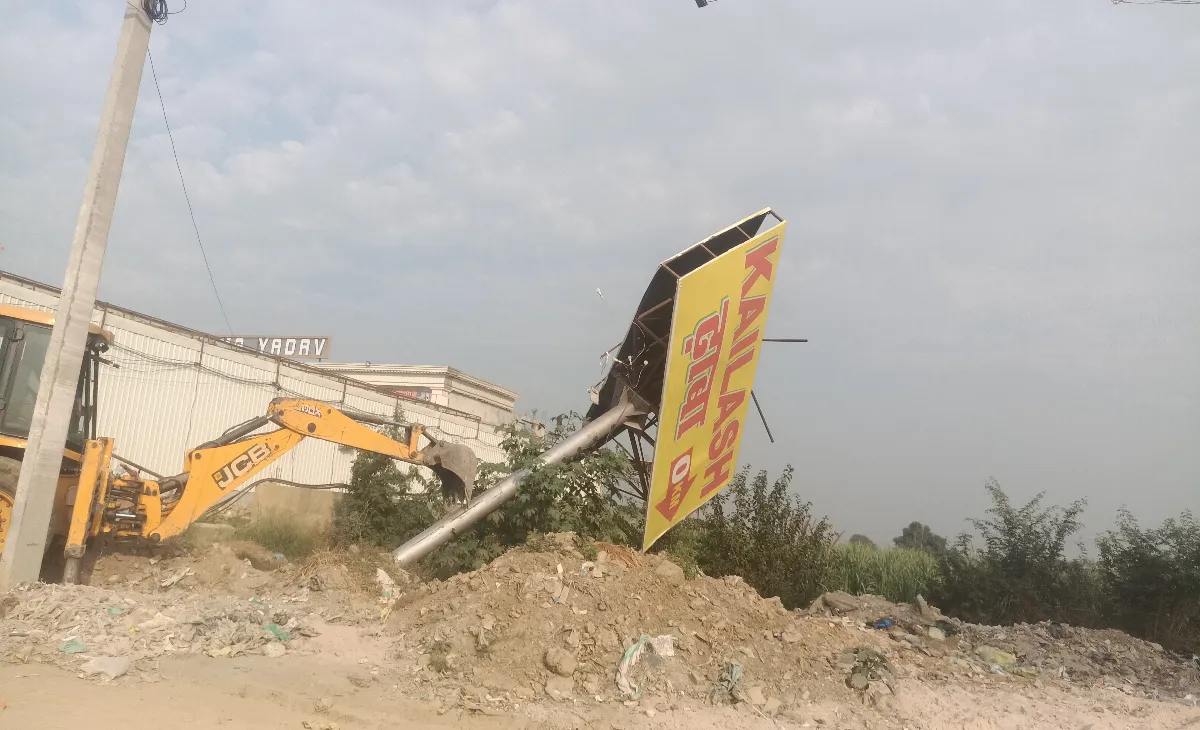 यूनिपोल माफिया पर शिकंजा : पानीपत से समालखा तक हाईवे किनारे 24 यूनिपोल गिराए, जमकर हुआ हंगामा