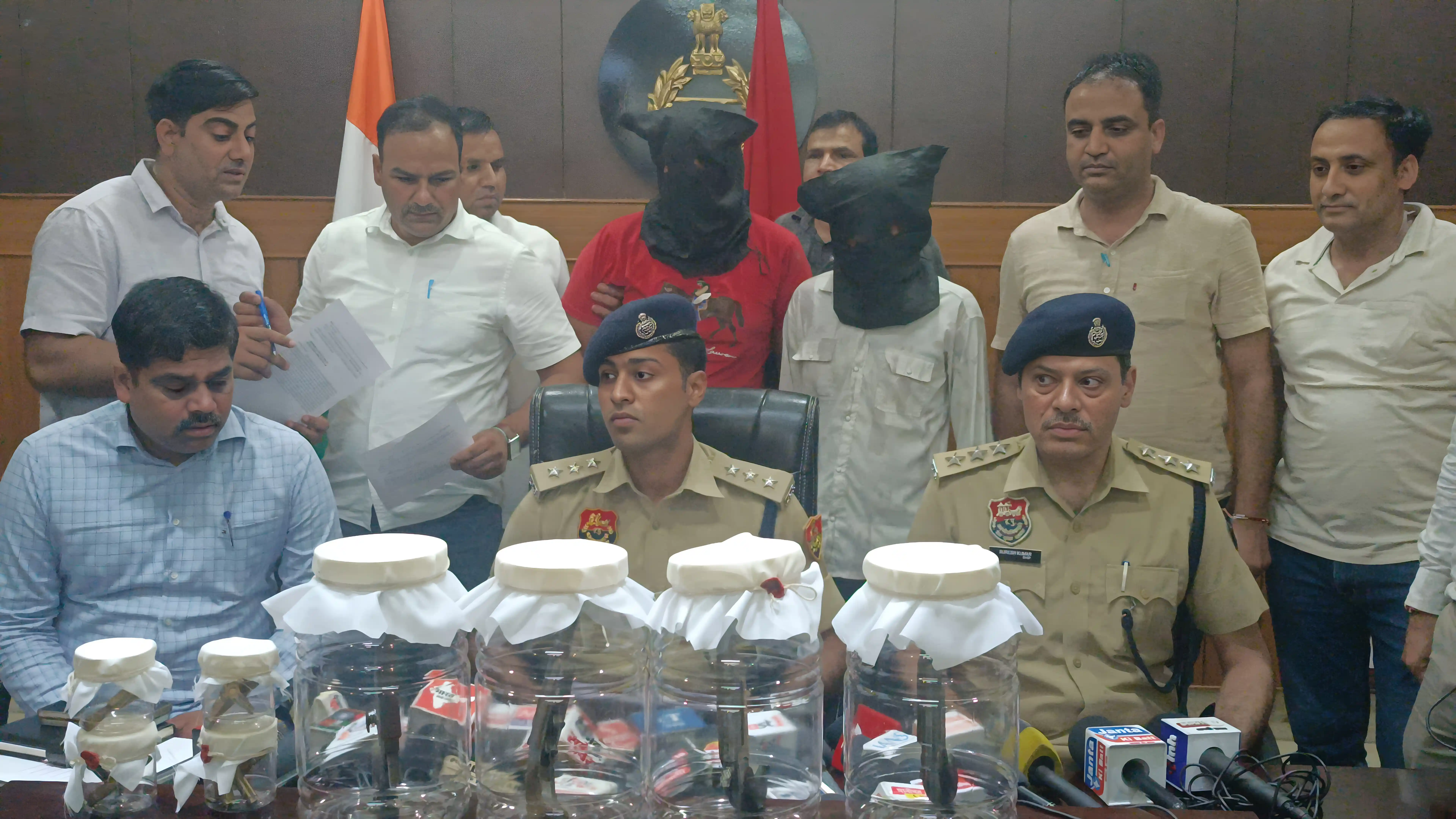 जमीनी विवाद में किसान व पुलिस पर फायरिंग करने के दो बदमाश 'भारी मात्रा में अवैध हथियारों' सहित गिरफ्तार, जानें आरोपियों की क्राइम हिस्ट्री