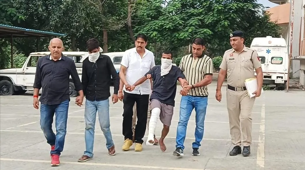 दिन में रेकी कर रात को चोरी : दो शातिर चोर गिरफ्तार, बाहर गेट पर ताला लगे घरों को बनाते थे निशाना, 10 वारदातों का खुलासा