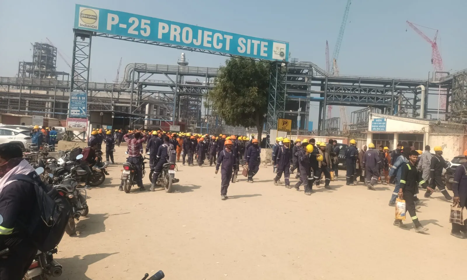 पानीपत रिफाइनरी में श्रमिकों ने मांगों को लेकर काटा बवाल, गाड़ियों के साथ तोड़-फोड़, सीआईएसएफ जवानों पर किया पथराव