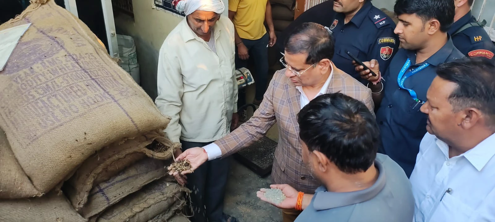 'भ्रष्टाचारी कान खोल कर सुन लें'...मंत्री नागर की सख़्त कार्रवाई, राशन डिपुओं पर छापा, एफआईआर के निर्देश