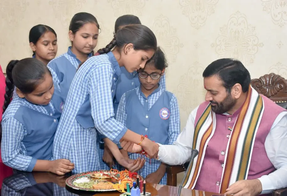 सीएम के साथ रक्षाबंधन पर्व मनाने संत कबीर कुटीर पहुंची स्कूली छात्राएं, सीएम ने पढ़ाई, खेलकूद और भविष्य की योजनाओं पर की चर्चा