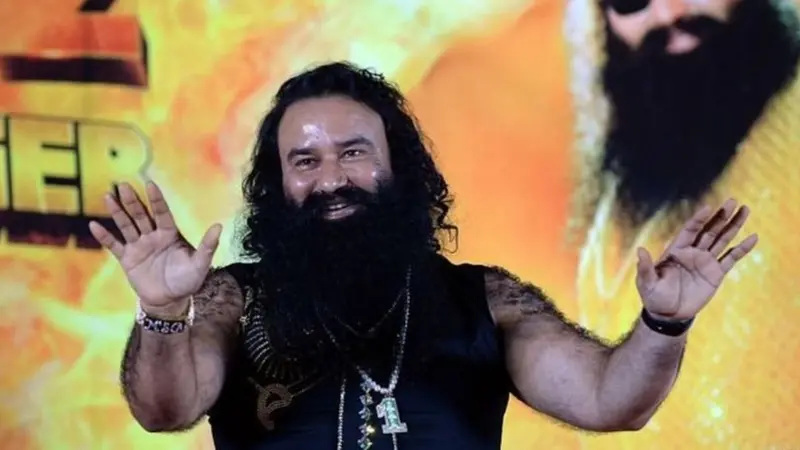 आम कैदी तरसते हैं, राम रहीम पर मेहरबानी बरसती है...राम रहीम फिर जेल से बाहर, 9 साल में 16वीं बार मिली पैरोल