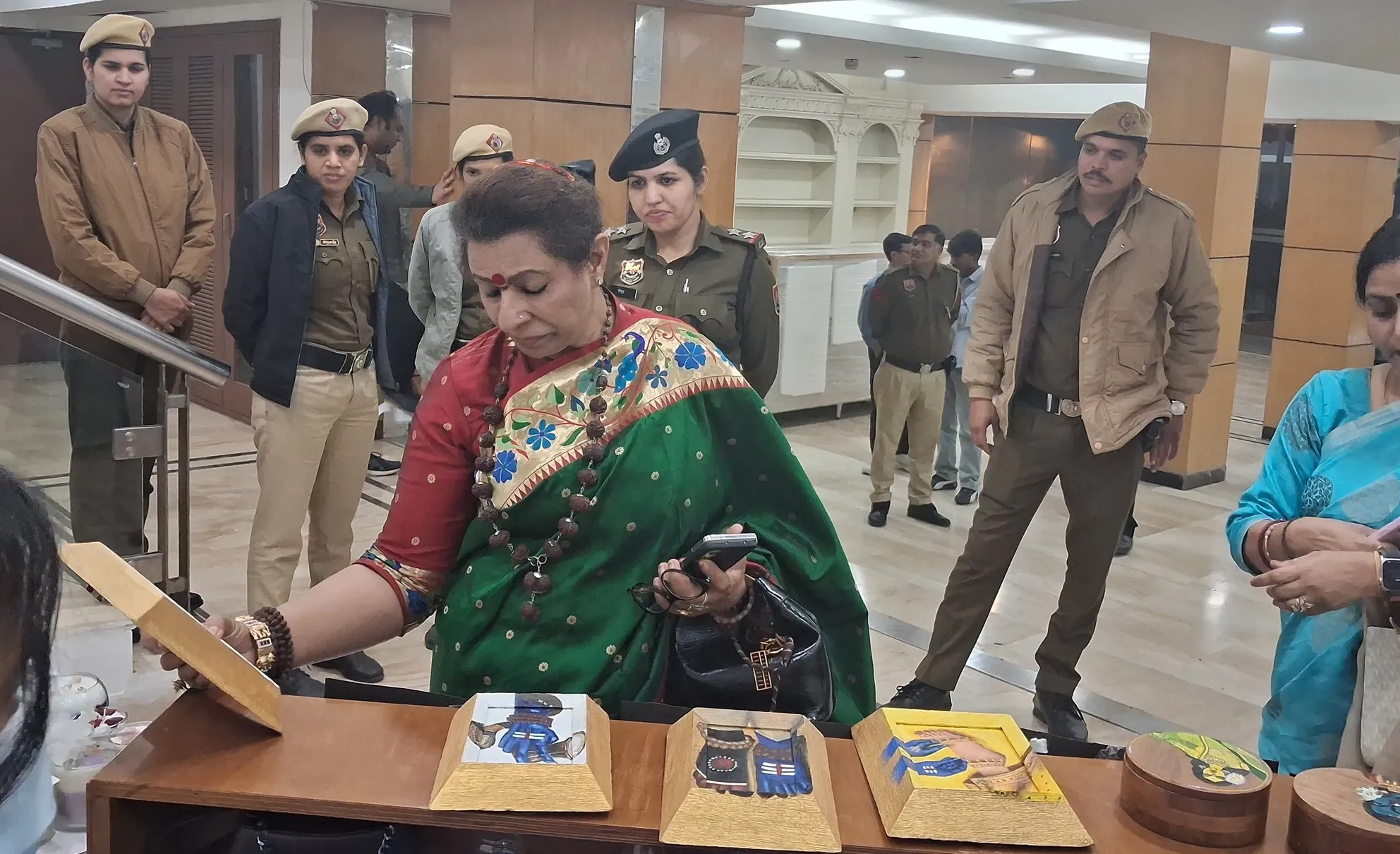 कठपुतली : ए स्ट्रिंगिंग ऑफ़ लव, पावर एंड पेन, बेटियों की वास्तविक जिंदगी पर आधारित नाटक का मंचन