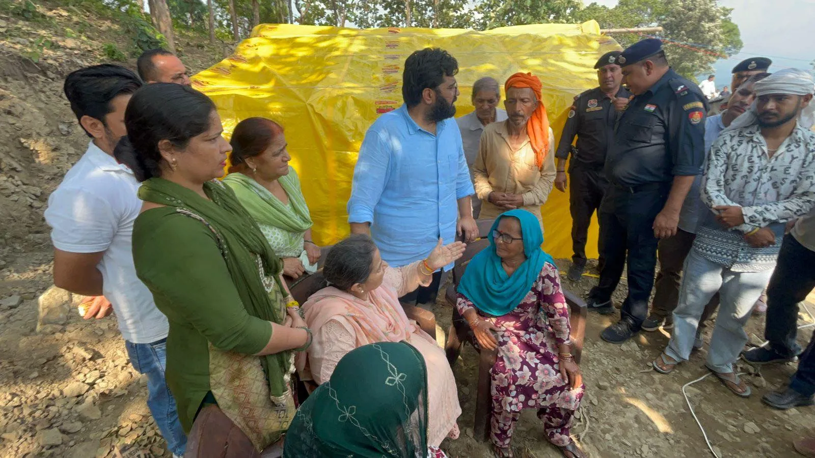 मोरनी में लैंड स्लाइड, जनजीवन बुरी तरह प्रभावित, कार्तिकेय शर्मा और शक्ति रानी शर्मा पैदल पहुंचे गांवों का दौरा करने