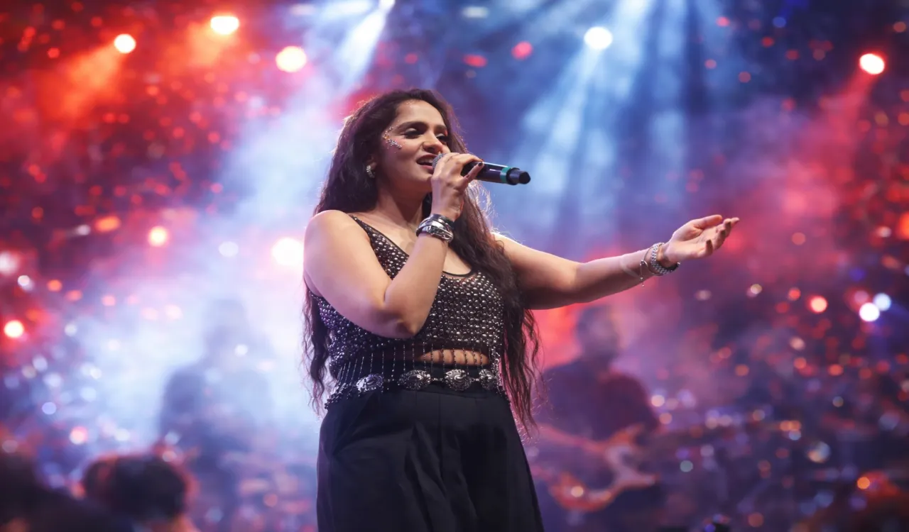 गीता यूनिवर्सिटी के मंच पर भावुक हुईं बॉलीवुड सिंगर असीस कौर