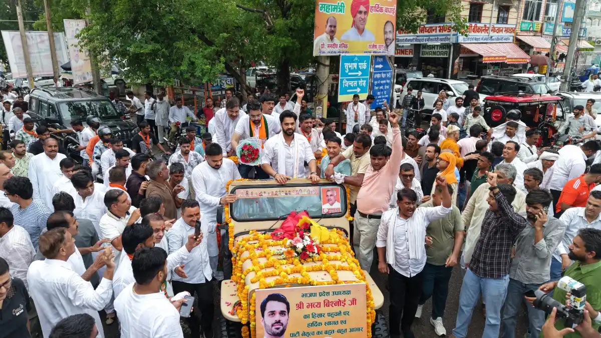 नई जिम्मेदारी, नया जोश: हिसार पहुंचे भव्य बिश्नोई, स्वागत में उमड़ा कार्यकर्ताओं का हुजूम, बोले- विश्वास पर खरा उतरूंगा!!