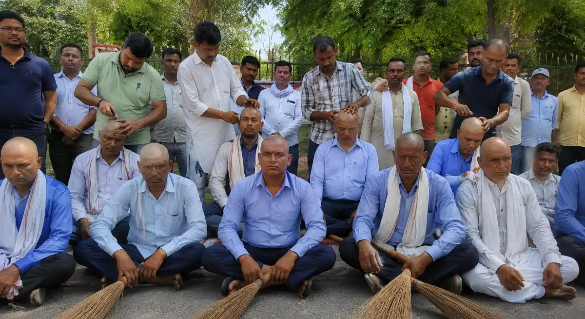 चरखी दादरी में सफाई कर्मचारियों का मुंडन कर विरोध, 30 दिन से नहीं लगी झाड़ू, सरकार के अल्टीमेटम के बीच आंदोलन और तेज