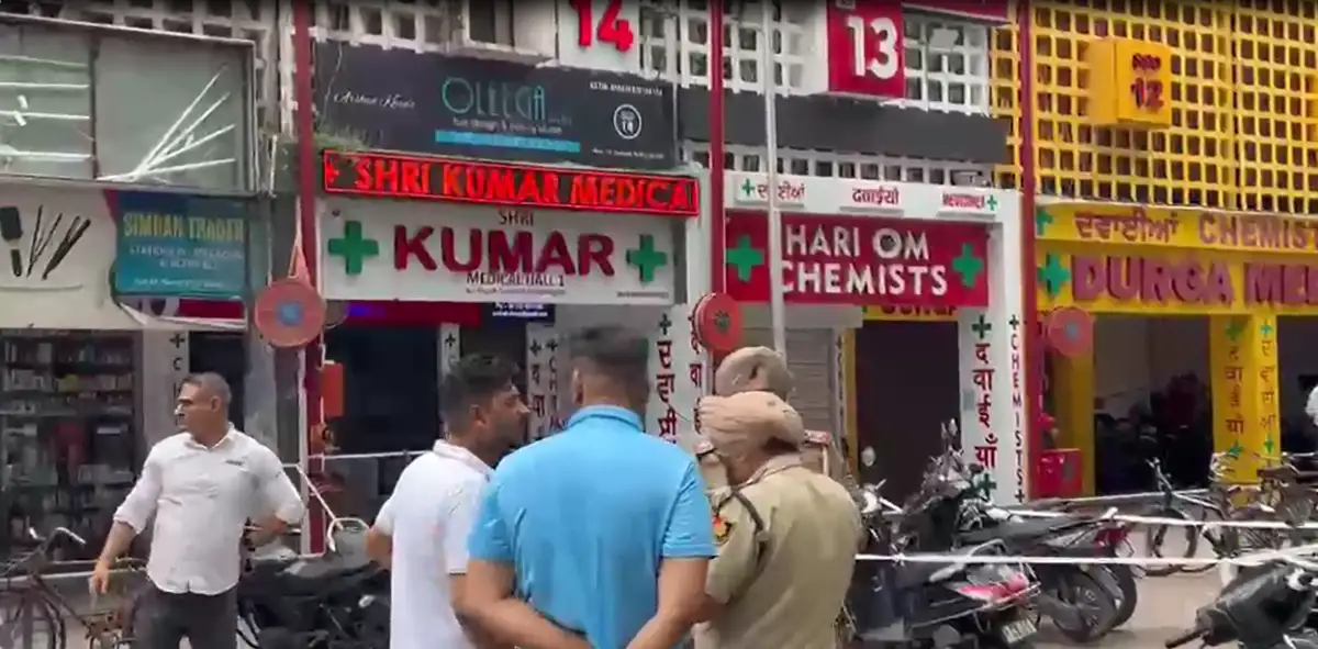 चंडीगढ़ सेक्टर-11 के मेडिकल स्टोर में ग्राहक बनकर घुसे बदमाशों ने बरसाईं गोलियां, 1 सेकेंड में की 13 राउंड फायरिंग, कैशियर की मौत