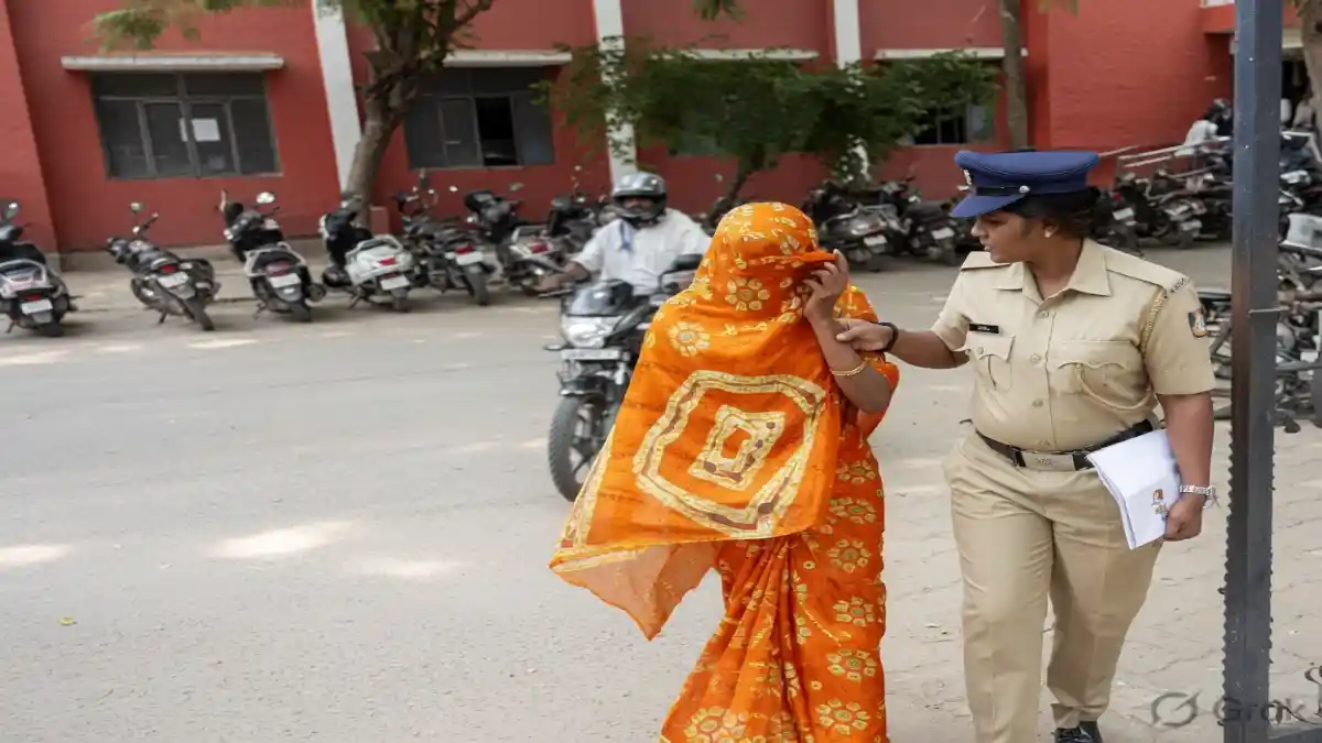 कोर्टरूम में अंधविश्वास: केस जीतने के लिए जज की कुर्सी पर किया 'काला जादू', 65 वर्षीय महिला गिरफ्तार