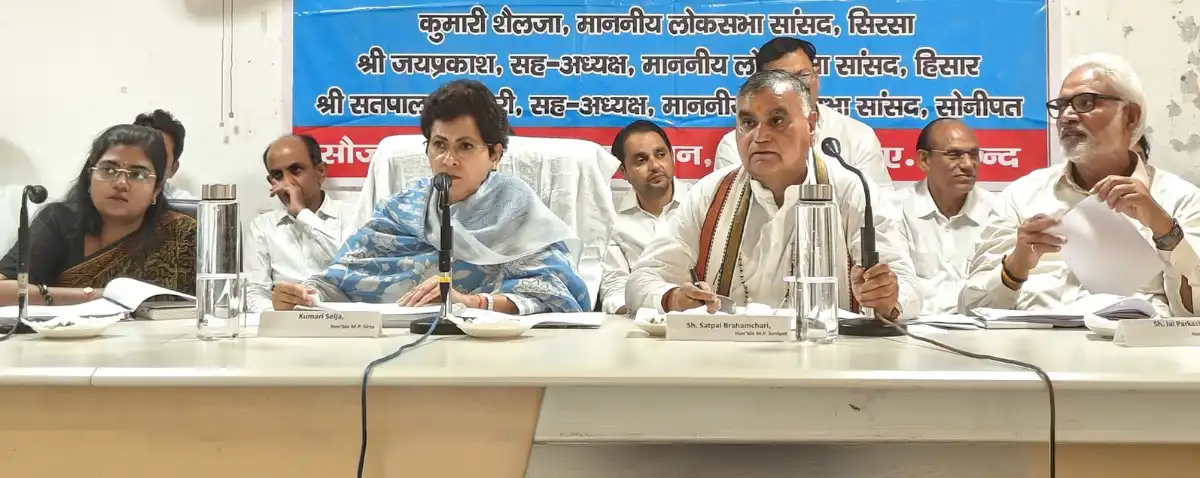 अधिकारियों पर सख्त हुई कुमारी सैलजा, बोलीं - दिशा की बैठक को गंभीरता से लें अधिकारी, कागजी रिपोर्ट नहीं जमीनी हकीकत चाहिए