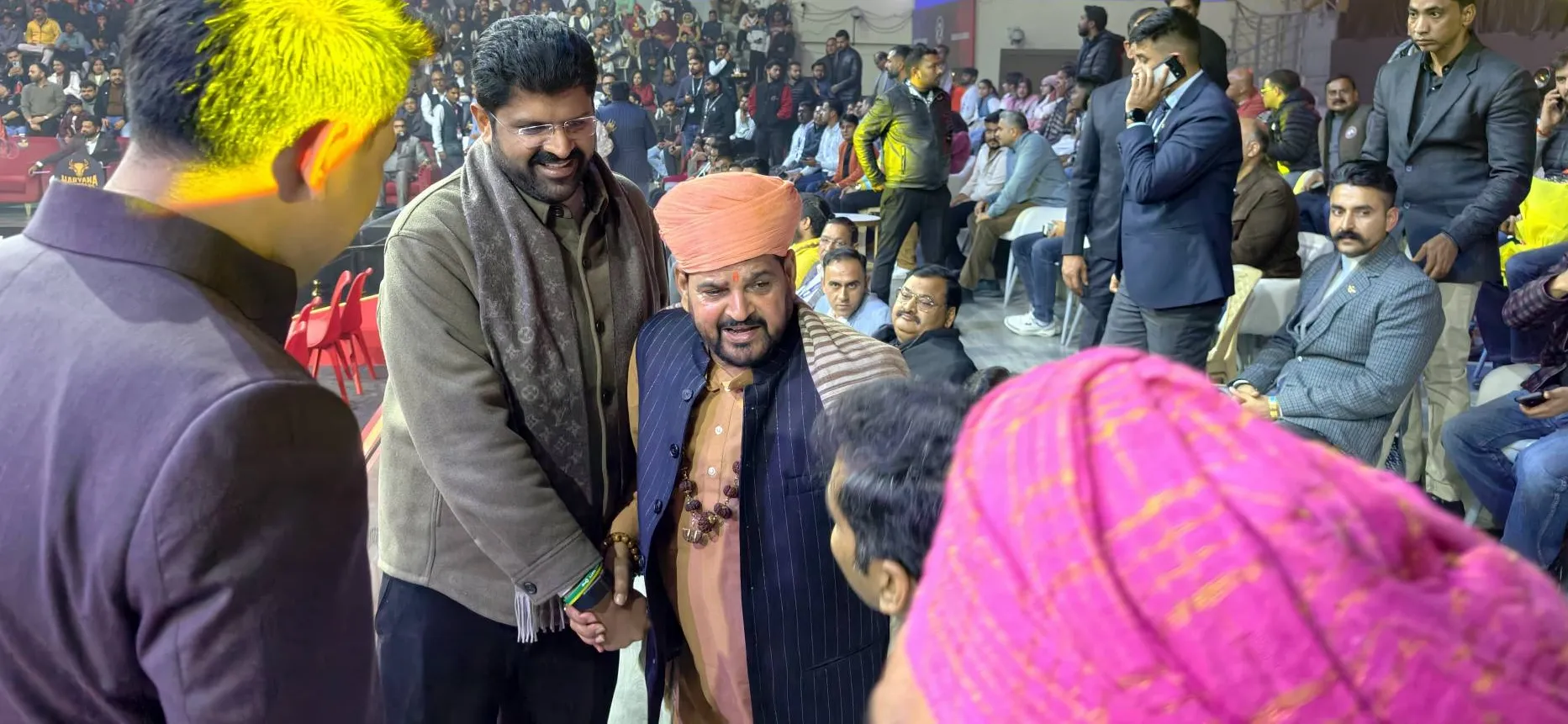 दुष्यंत चौटाला-बृजभूषण सिंह एक मंच पर, छिड़ी बहस, विनेश बोलीं - खेल मंत्री जी! एक अवैध अध्यक्ष को सामाजिक वैधता देने के लिए शुक्रिया!