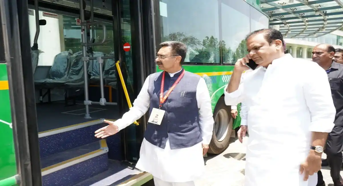 VIP गाड़ियां छोड़ इलेक्ट्रिक बस से विधानसभा पहुंचे CM सैनी और विधायक, मिसाल बनी हरियाणा विधानसभा