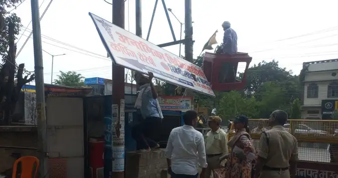 मौत को दावत देते करनाल NH-44 पर अवैध होर्डिंग्स: सिर्फ 13 को मंजूरी, दर्जनों बिना परमिशन के तने, बड़े हादसे का डर