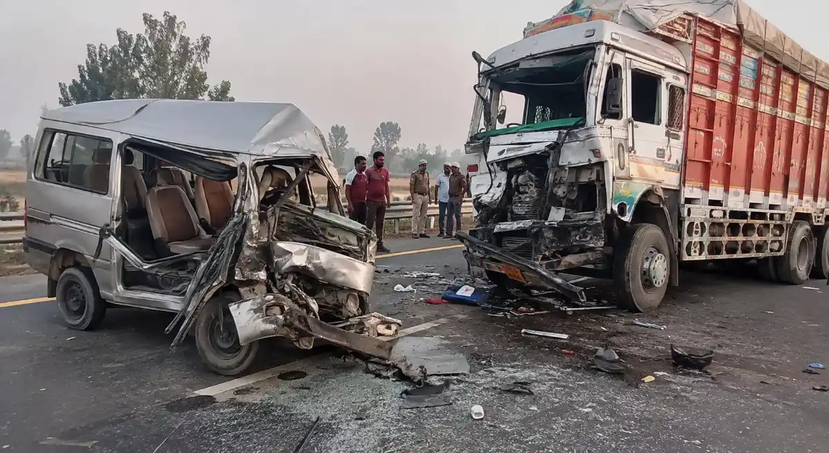 KMP पर मौत का सफर: ईको-ट्रक की भीषण टक्कर में 3 मजदूरों की मौत, 9 गंभीर घायल, पीलीभीत से झज्जर जा रहे थे सभी