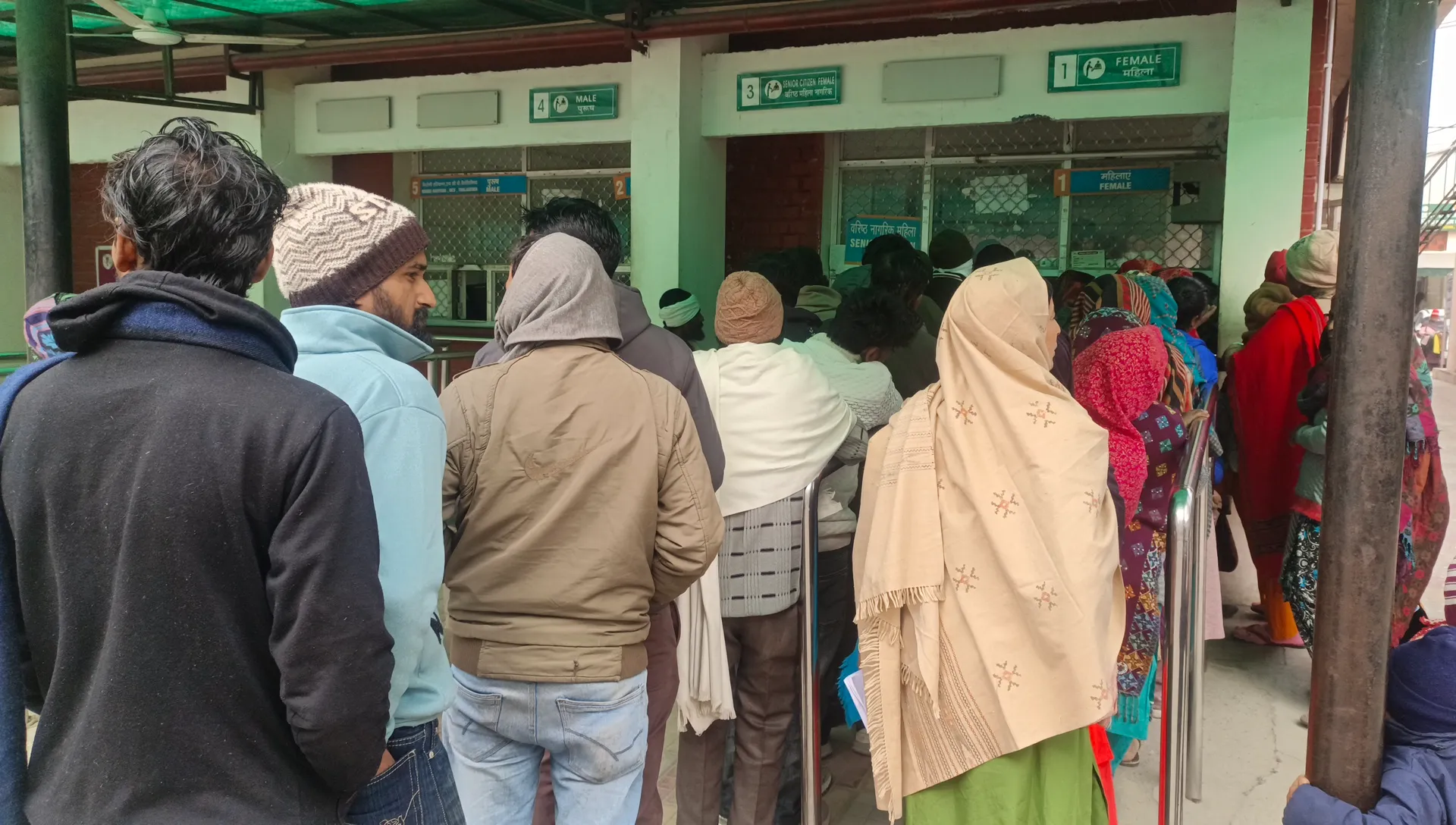 करनाल के सरकारी अस्पताल में सर्वर ठप, मरीजों को भारी परेशानी, ठंड में बच्चों व बुजुर्गों के साथ घंटों लाइन में खड़े रहे लोग