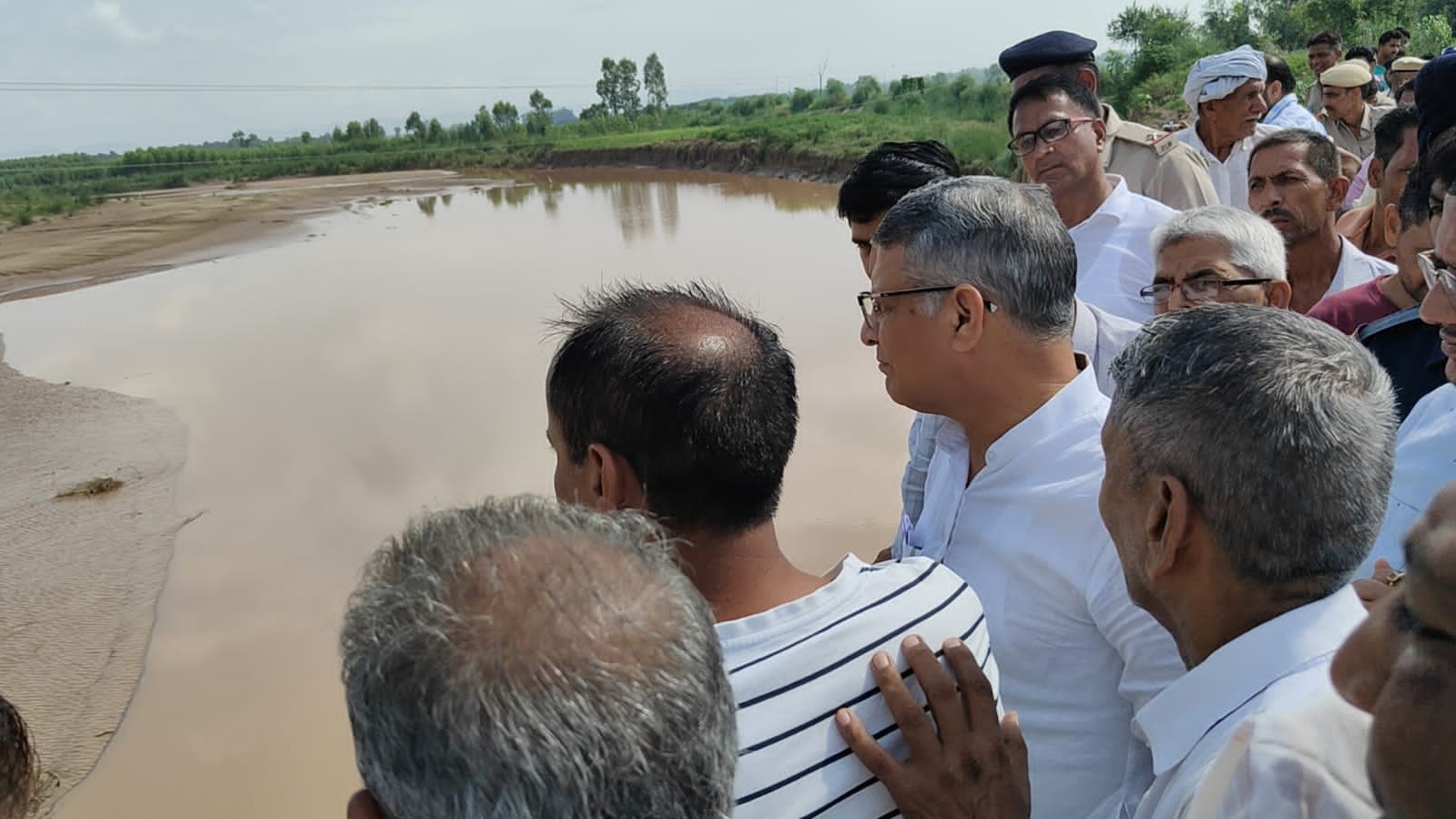 कृषि मंत्री :  बाढ़ प्रभावित लोगों के साथ खड़ी प्रदेश सरकार, स्थिति का जायजा लेने खुद बाइक चलाकर पहुंचे मंत्री