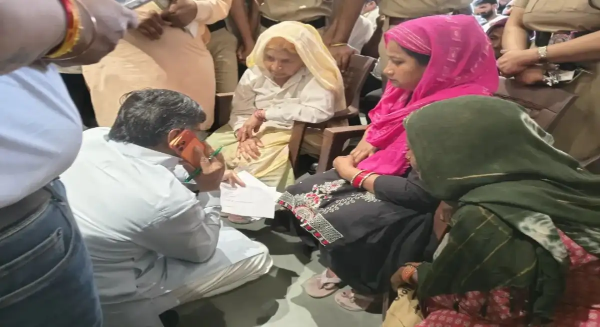 'जो व्यक्ति जहाँ बैठा है, मैं खुद उसके पास जाऊँगा': कैबिनेट मंत्री ढांडा का सादगी भरा अंदाज़, फर्श पर उकडू बैठकर सुनीं समस्याएं!