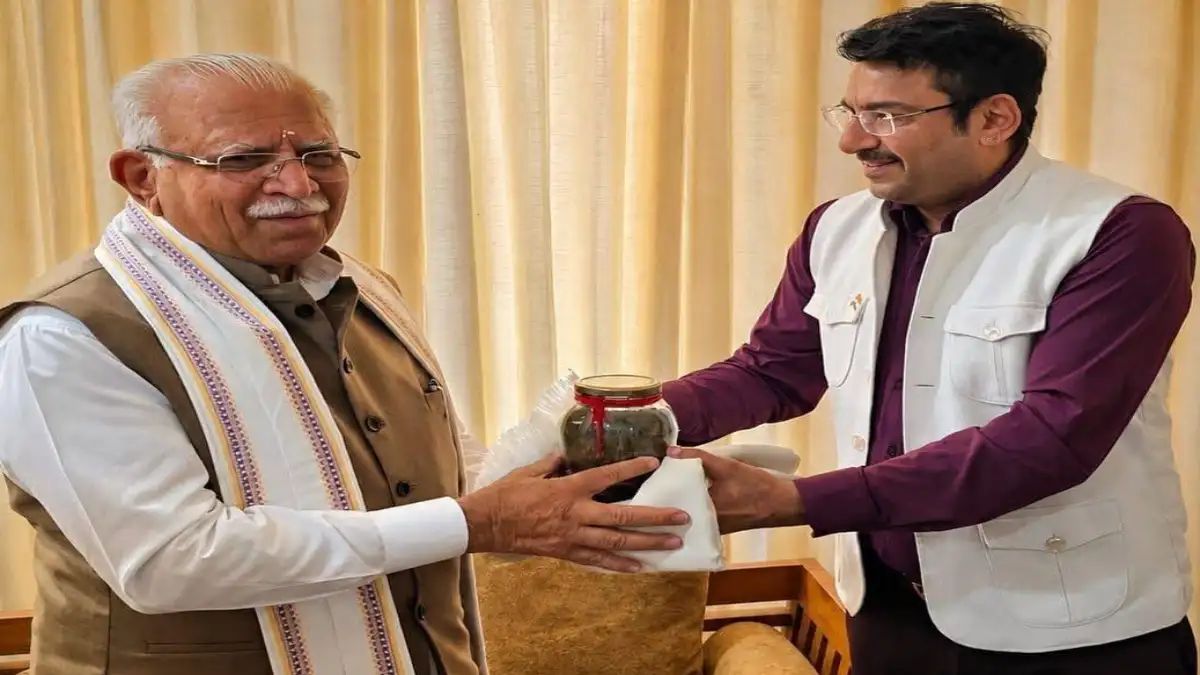 केंद्रीय मंत्री मनोहर लाल ने चूमकर माथे से लगाई जन्मभूमि निंदाना की मिट्टी, कहा- "यहीं से मिले सेवा के संस्कार"