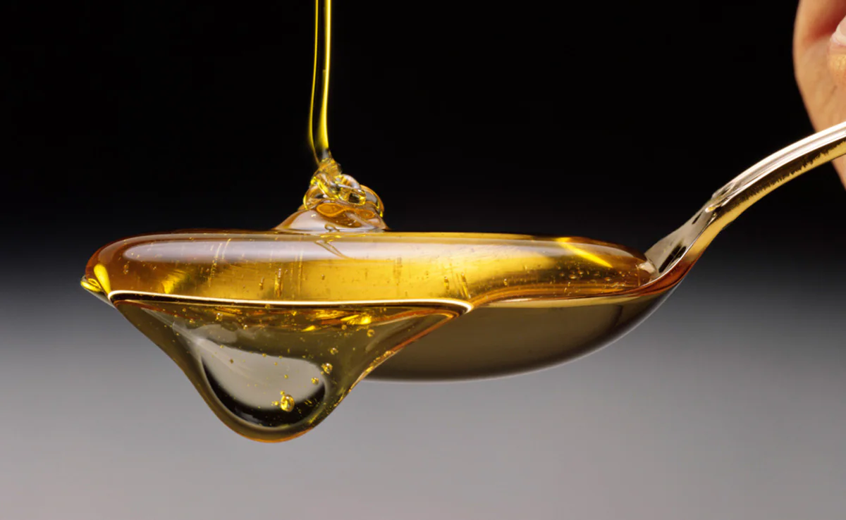 नकली शहद बनाने वालों का भंडाफोड़, तीन बाइक व नकली शहद बनाने का सामान जब्त