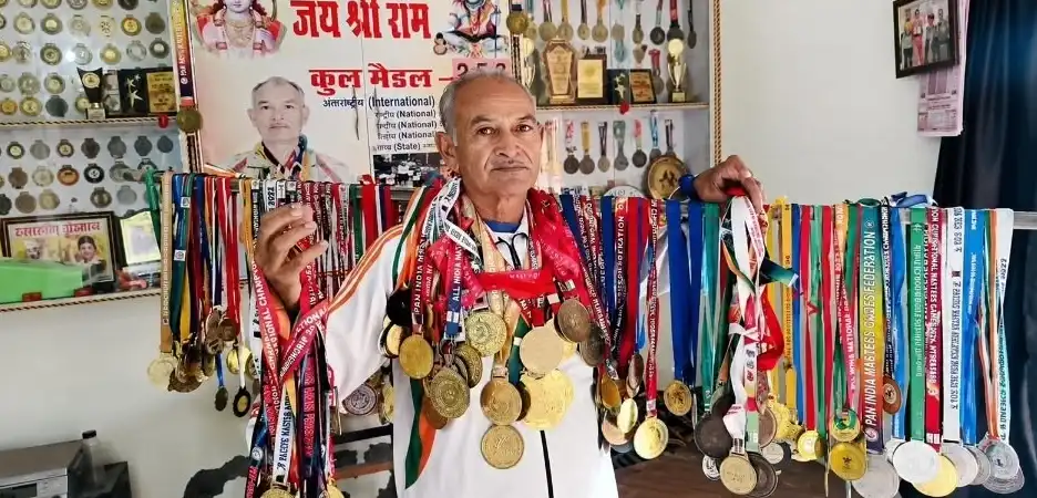 हरियाणा के रामकिशन शर्मा ने रचा इतिहास, 401 मेडल और 336 प्रमाण पत्र के साथ दो बड़ी रिकॉर्ड बुक में दर्ज हुआ नाम