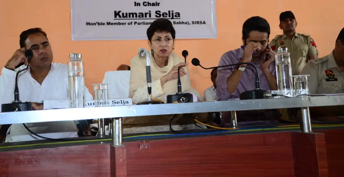 अधिकारियों पर भड़की सांसद : 'कागजों पर नहीं, जमीन पर काम दिखाओ, धन की कमी है तो मुझसे चेक ले लो!!