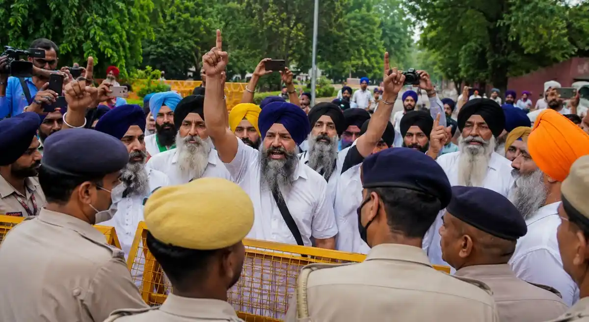 सज्जन कुमार को ‘रोल मॉडल’ बताने पर घमासान, दीपेंद्र हुड्डा के बयान के खिलाफ राहुल गांधी के आवास पर सिख संगठनों का प्रदर्शन