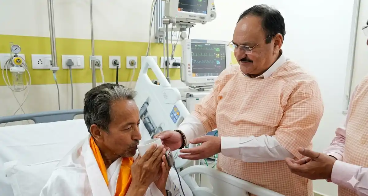 सोनम ने 26 दिन बाद 'तोड़ा' अनशन, आधी रात को मेदांता पहुंचे केंद्रीय मंत्री जेपी नड्डा, पिलाया जूस, घंटो चली बातचीत, कईं बड़े आश्वासनों पर बनी सहमति