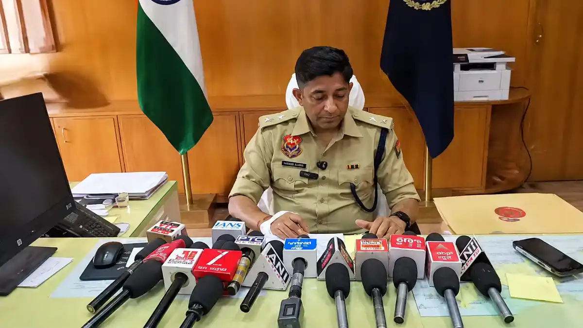 पत्थर फेंकते हुए वायरल वीडियो पर एसपी ने दी सफाई, हांसी में किसान-पुलिस टकराव में 150-200 लोगों पर केस
